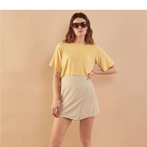 Essentialist T-Shirt in color “butter”.